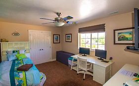 Tacit Shadow Resort Paradise Deluxe Suite, Gym, Coffee Bar, Hot-Tub, Free Laundry, Food Available